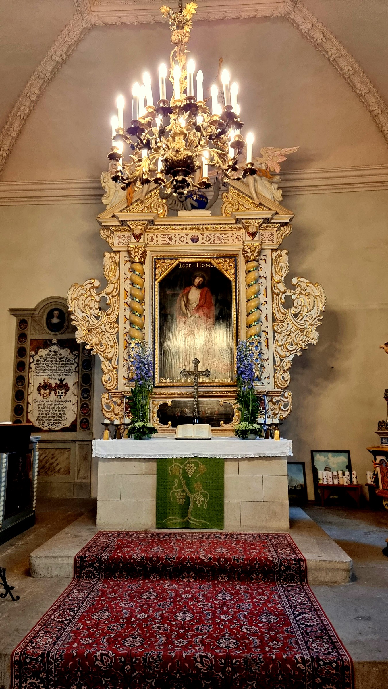 Pompöser Alter in der Kirche Gr. Glienicke