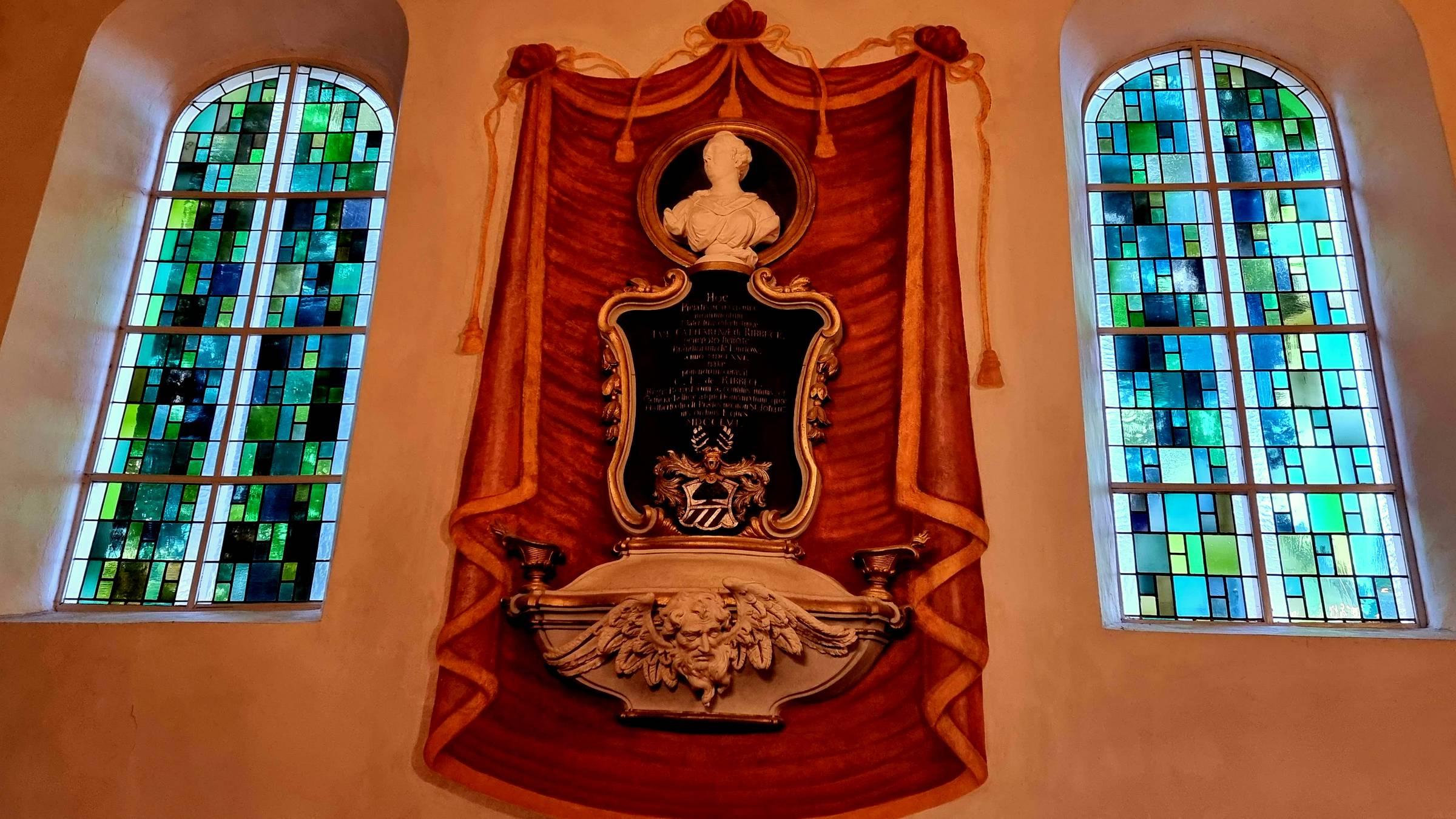 Ungewöhnliche Ausstattung im Kircheninneren