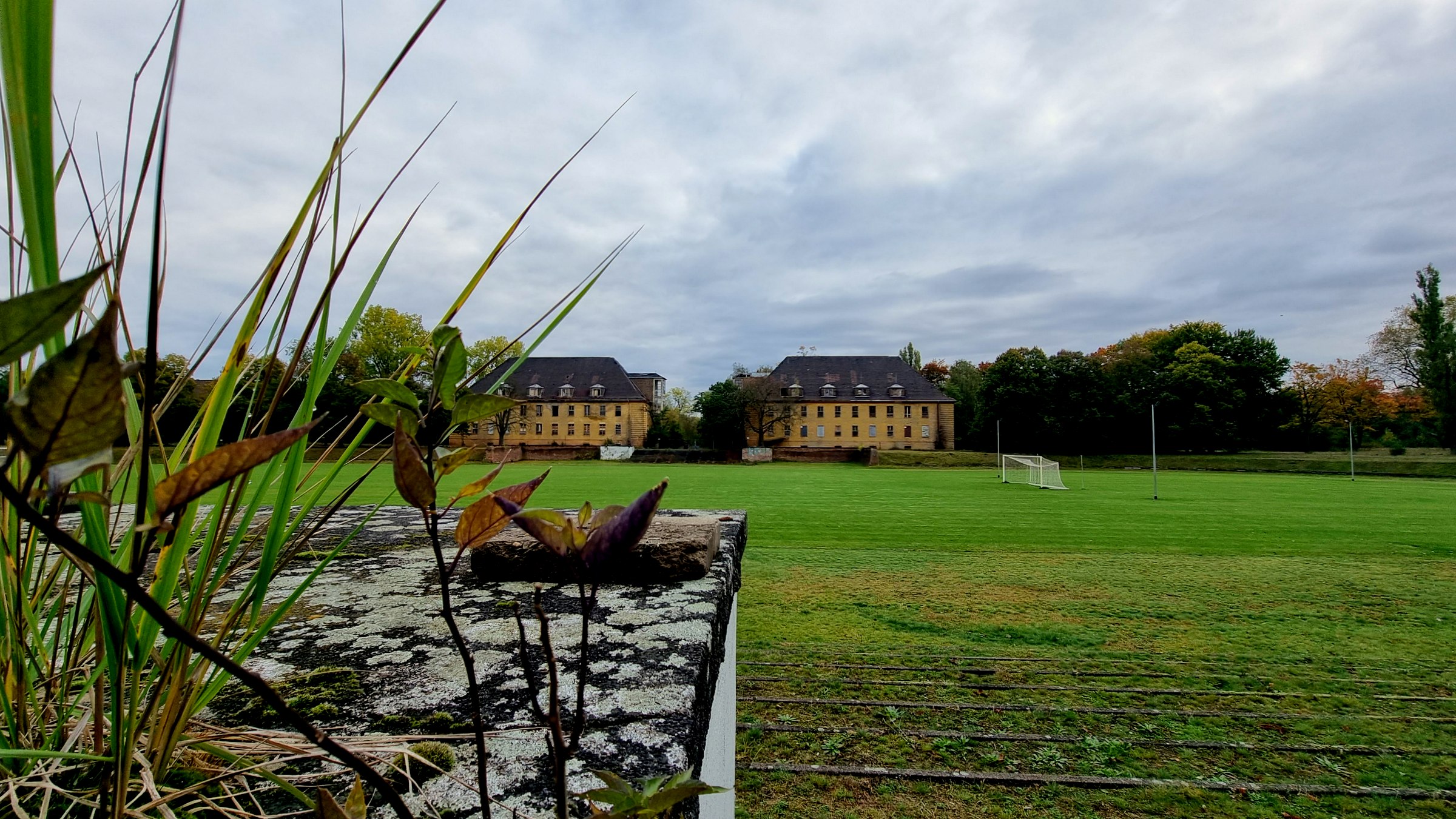 Der Sportplatz in Mitten von historischen Gebäuden
