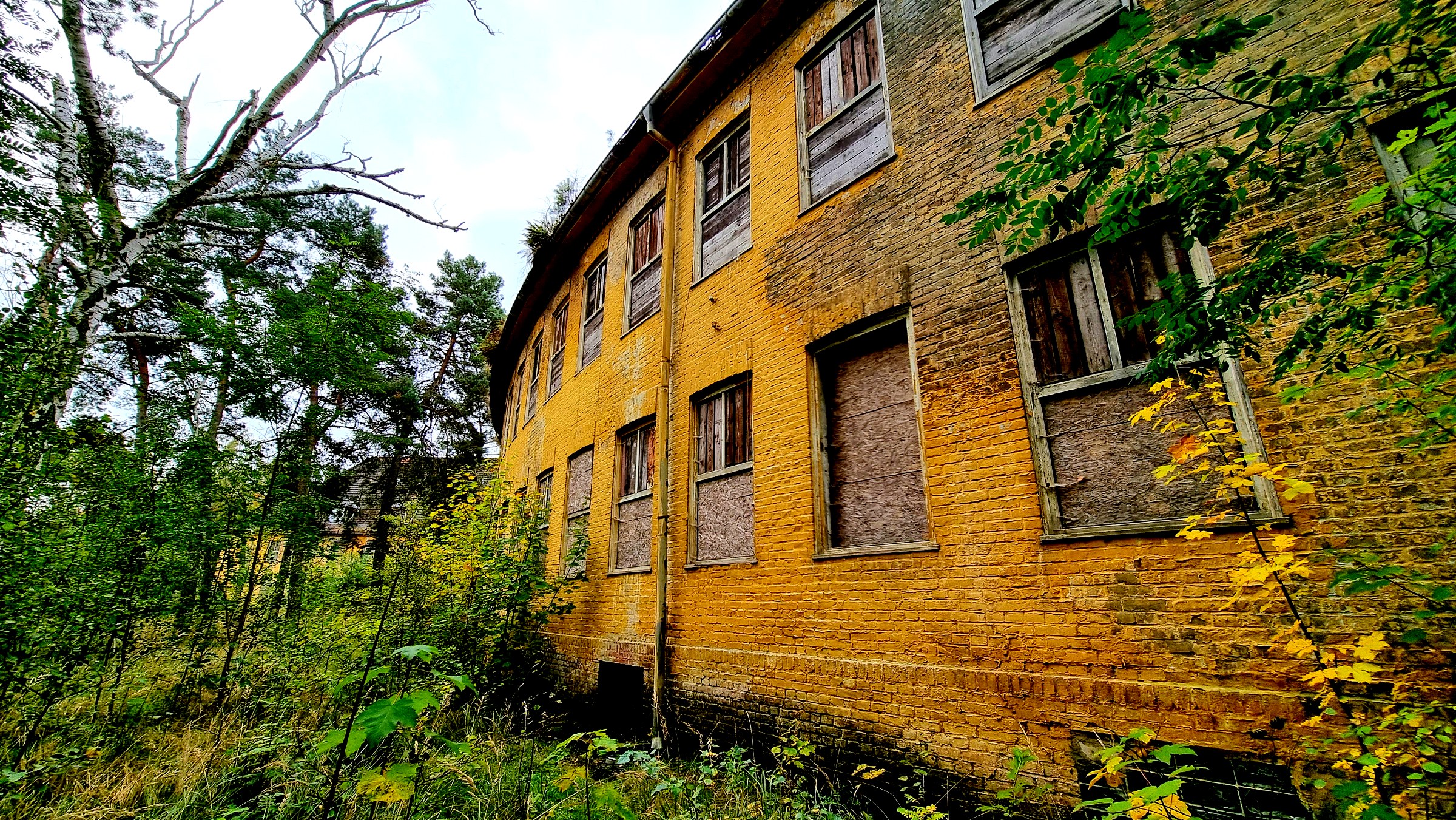 Halbrunde Gebäude im alten Lager