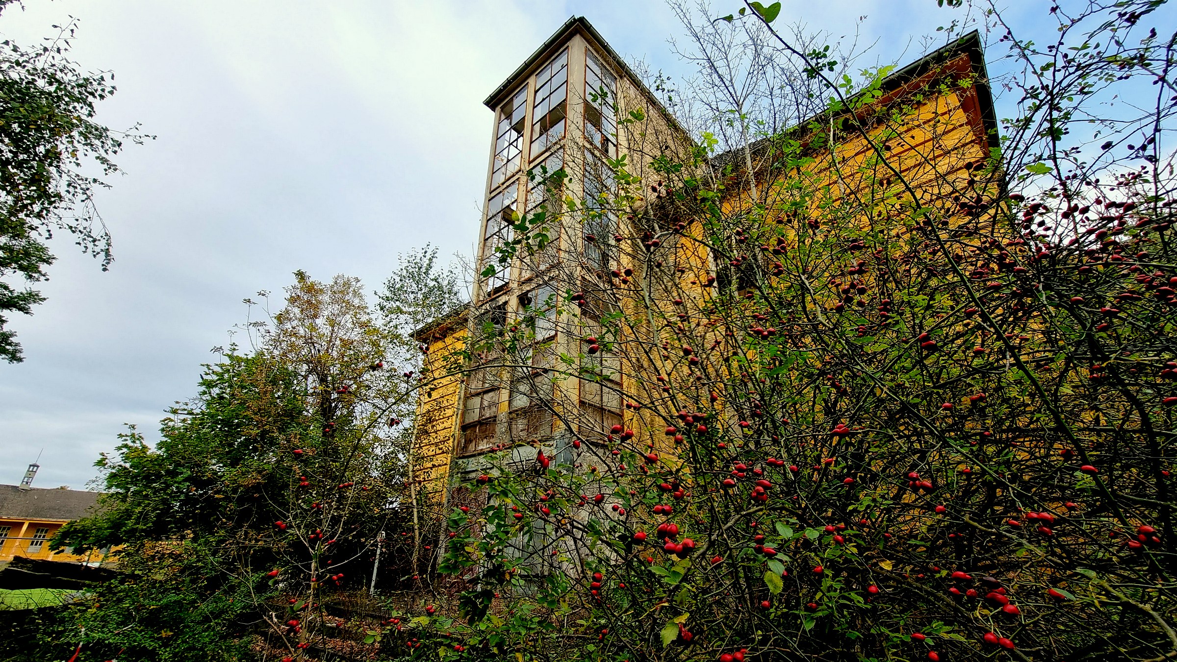 Und weitere Gebäude am Hauptweg