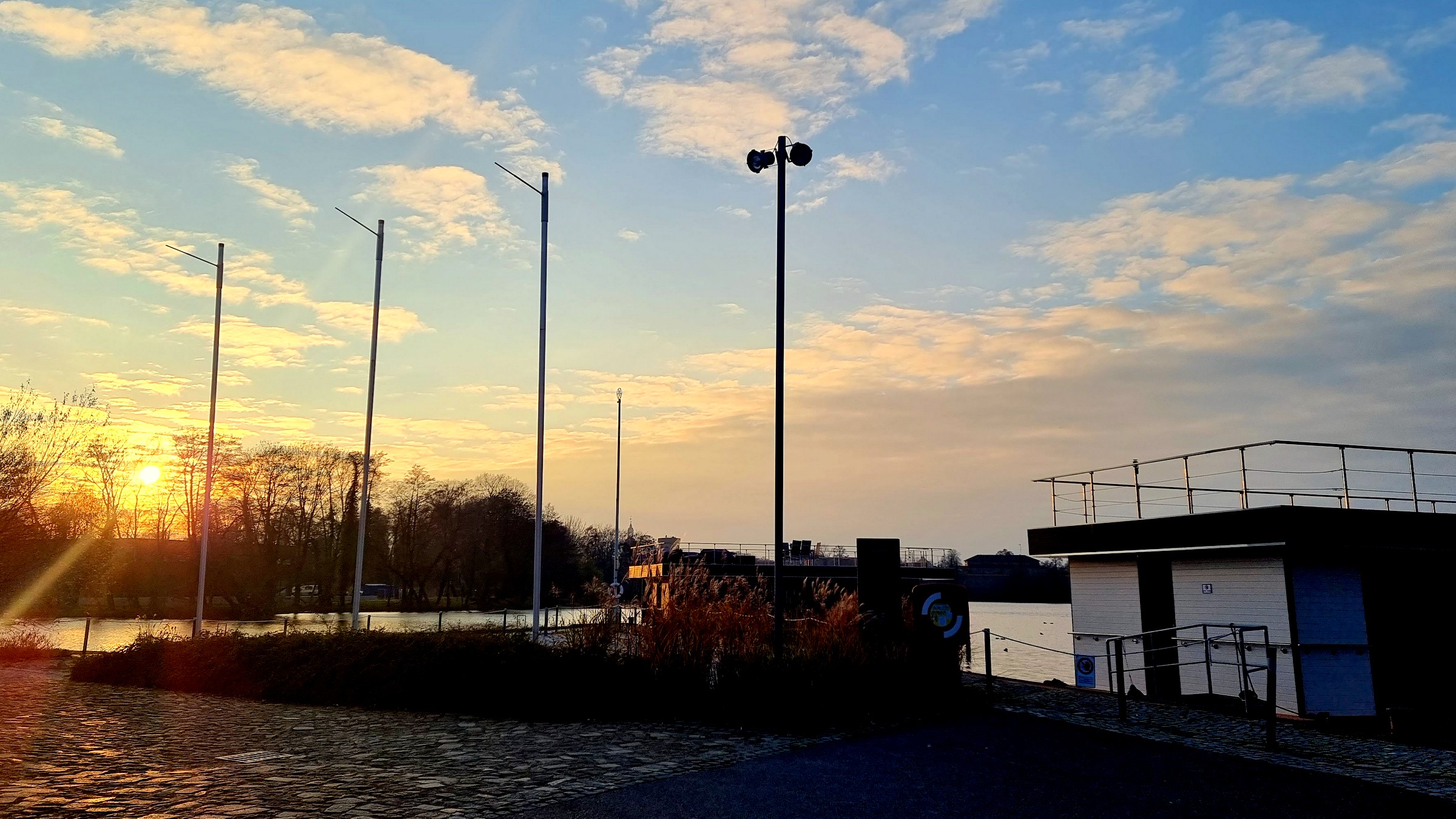 Luxushausboote im Hafenbereich der alten Havelwerke