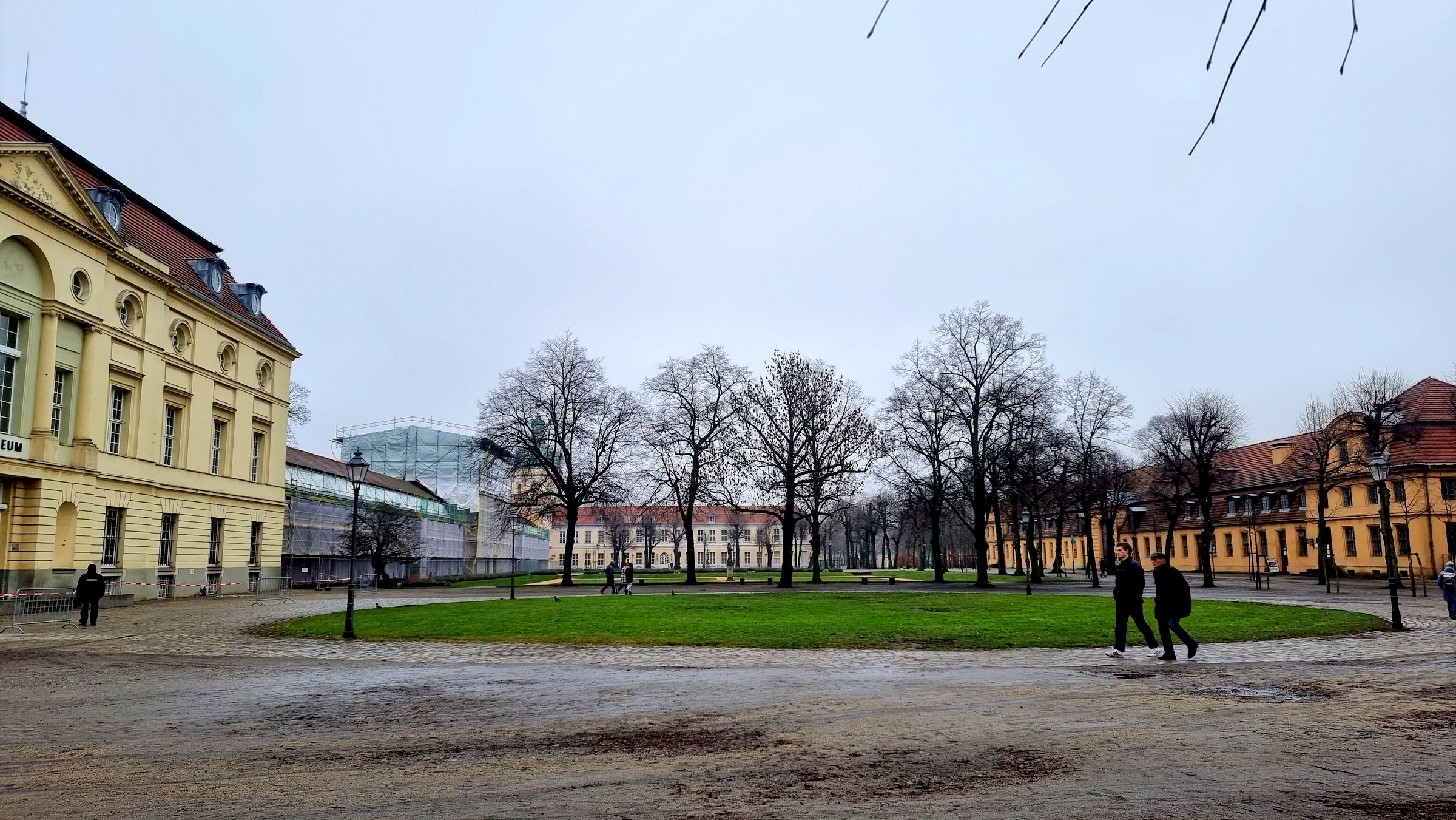 ImSchlosspark, rechts die Orangerie