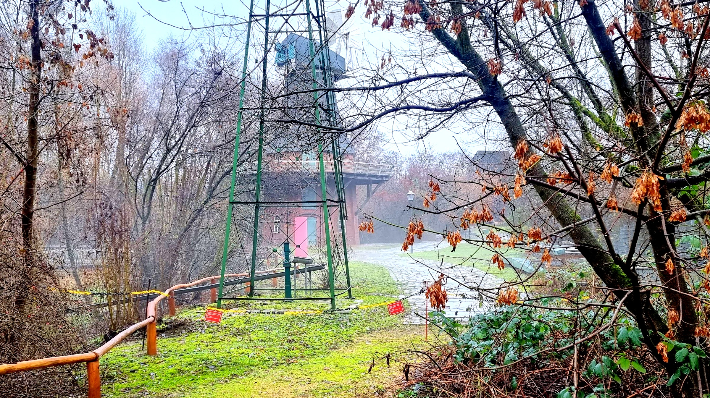 Ein Blick über den Zaun, die alten Windmühlen