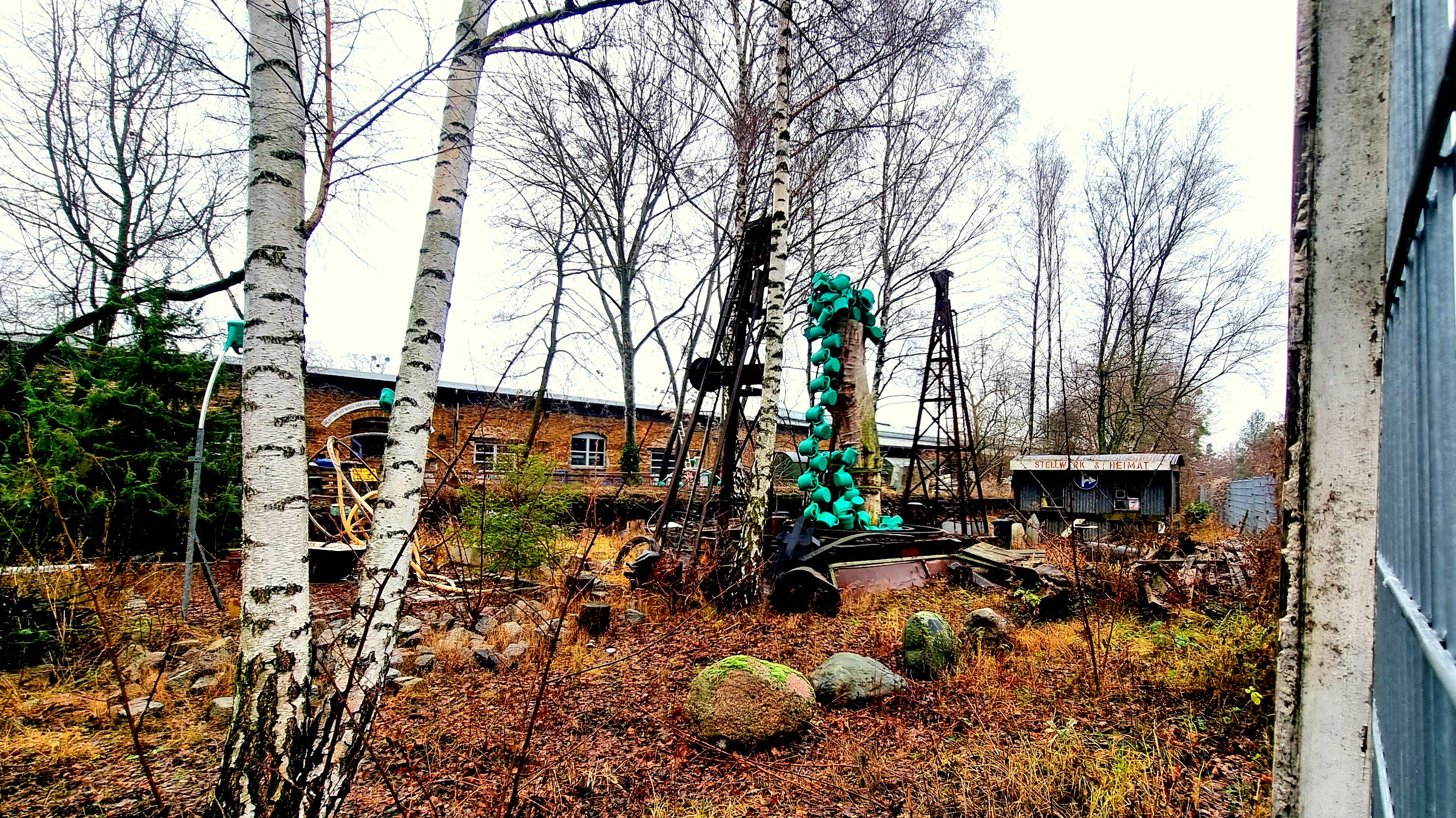 Outdoor-Kunst-Gelände neben den Gleisen