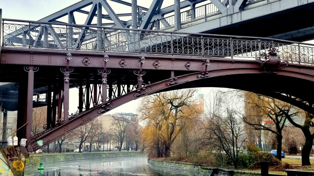 Die alte Fußgängerbrücke Anhalter Steg über den Landwehrkanal