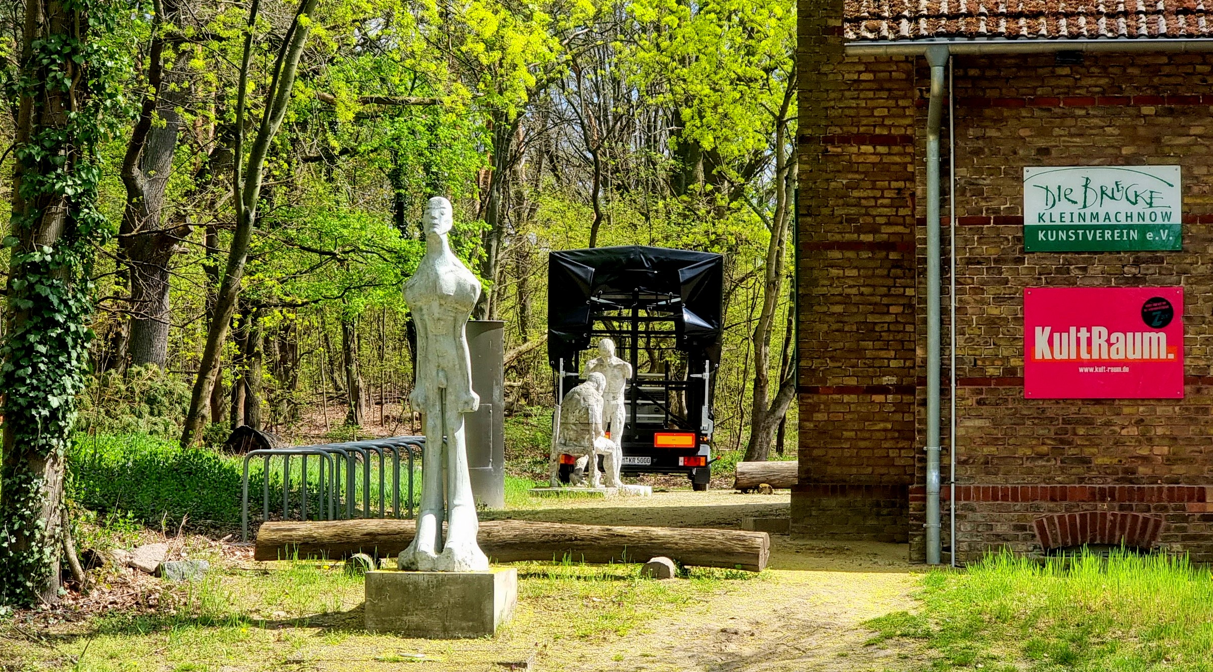 Landarbeiterhaus mit Kunst im Garten, Kleinmachnow