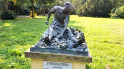 Die Steinschlägerin, geschaffen von K. Janssen, Düsseldorf 1902