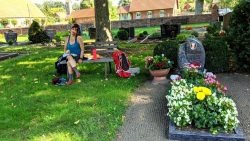 Pause auf dem Friedhof, erste Anzeichen von Erschöpfung machen sich breit