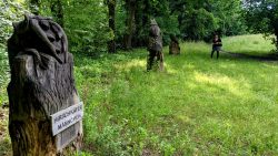 Figuren am Rastplatz Tiergarten, Hirschkäfermann, -frau und -puppe