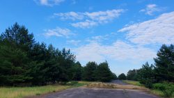 Sandhügel auf der Landebahn