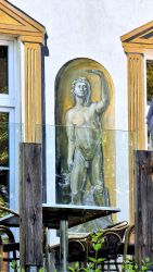 Bemalte Fassade des Strandhotels