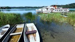 Blick auf den Schermützelsee, Ausflugsboote warten auf ihre Gäste
