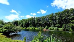 Der steinige Trampelpfad an der Briese