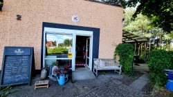 Der Konsum mit Terrasse und Blick in den Wald