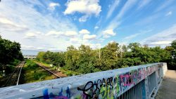 Fußgängerbrücke zum Eingang auf das Südgelände