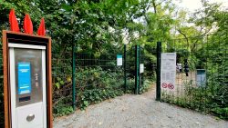 Eingang zum Südgelände mit Ticket-Automat
