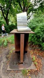 Gedenkstein für Stefan Heym, Schriftsteller