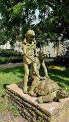Kunst im Schloßpark, Kinder mit Schildkröte von Walter Lerche 1972