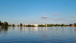 Blick über die Havel auf das Neubaugebiet am östlichen Ufer