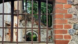 Verschachtelte Ruinen erlauben einen Durchblick, Grß Ziethen