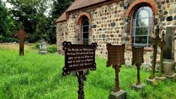 Die alten Gräber um die Feldstein-Kirche herum
