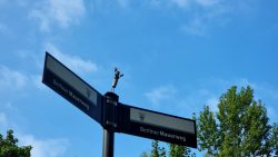 Mauerweg Hinweis mit Kunst auf dem Weg zum Herthateich