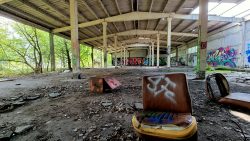 Lagerhalle mit Autoteilen