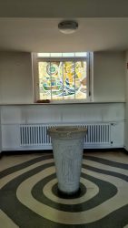 Taufbecken und Kunstfenster in der Ev. Kirche, Südende