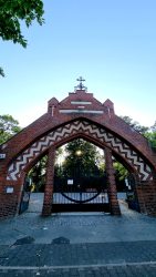 Eingang des Ev. Luther Friedhofs Berlin an der Malteser Strasse