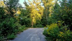 Der Mauerweg vereint sich mit dem Jakobsweg am Rande der Stadt