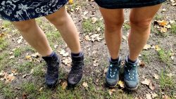 Zwei Wanderinnen in Aktion, noch warm genug für nackte Beine