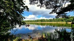 Idylle auf dem Damm zwischen den Seen