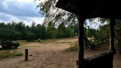 Pausenhütte am Mauerweg, leider keine Bänke mehr drin