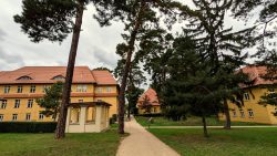 Symethrisch angeordnete Gebäude in piko bello Parkanlage