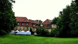 Vorbereitung einer Hochzeit auf der Terasse von Schloss Marquardt