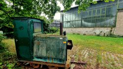 Eine kleine alte Lok am Wegesrand