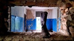 Der einsame Stiefel in der Durchreiche