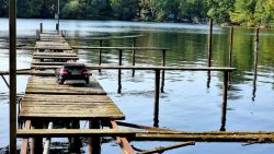 ...ein Mercedes auf dem Steg, hahaha