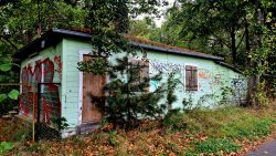 Verlassene Lauben am Kanal