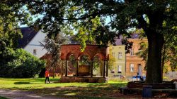 Der Nikolaikirchplatz, Gedenkstätte zu Ehren der im 1. Weltkrieg Gefallenen