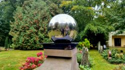 Die Kugel auf dem Sacrower Friedhof