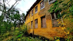 Halbrunde Gebäude im alten Lager