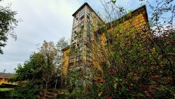 Und weitere Gebäude am Hauptweg