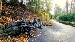 Eine geschmolzene Bank auf dem Friedhof