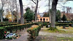 Viele leere Grabstätten auf dem St. Philippus-Aostel-Kirchhof