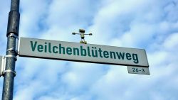 Korkenkunst auf Straßenschildern