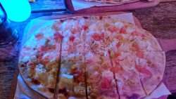 Flamenkuchen, üppig belegt