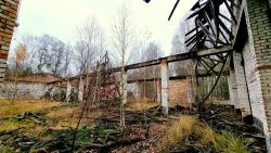 Lagerhallen fast verfallen
