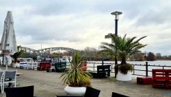 Raymons Fischrestaurant mit Blick auf die Eiswerder Brücke